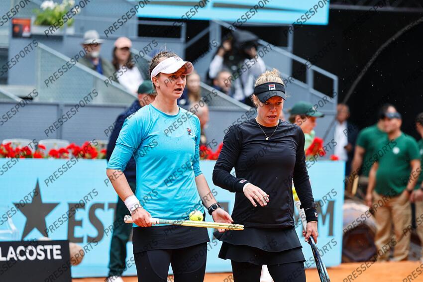 (L-R) Barbora Krejcikova (CZE), Laura Siegemund (GER), MAY 5, 2024 - Tennis : Krejcikova and Siegemund during Doubles final match against Cristina Bucsa and Sara Sorribes Tormo on the WTA 1000 tournaments Mutua Madrid Open tennis tournament at the Caja Magica in Madrid, Spain. (Photo by Mutsu Kawamori/AFLO) MUTUA MADRID OPEN 