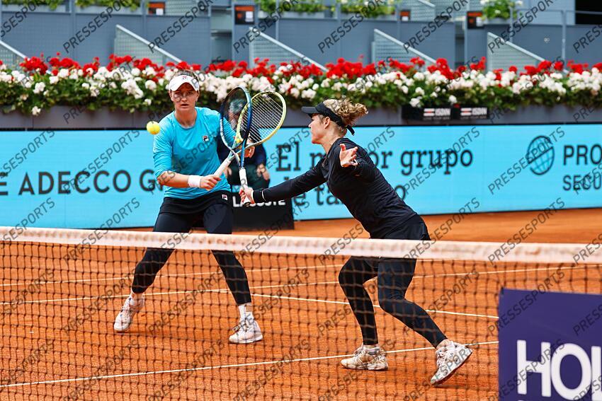 (L-R) Barbora Krejcikova (CZE), Laura Siegemund (GER), MAY 5, 2024 - Tennis : Krejcikova and Siegemund during Doubles final match against Cristina Bucsa and Sara Sorribes Tormo on the WTA 1000 tournaments Mutua Madrid Open tennis tournament at the Caja Magica in Madrid, Spain. (Photo by Mutsu Kawamori/AFLO) MUTUA MADRID OPEN 