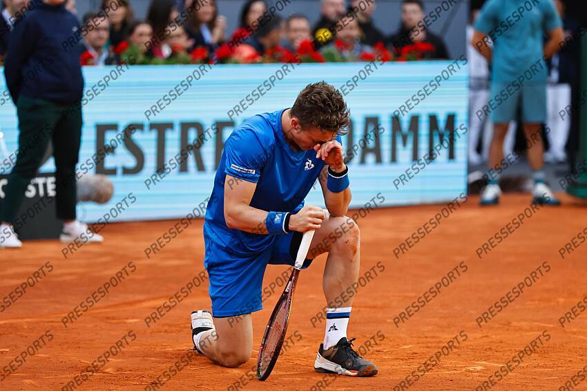 Jiri Lehecka (CZE), MAY 3, 2024 - Tennis : Jiri Lehecka dejected after injury during singles Semi finals match against Felix Auger-Aliassime on the ATP tour Masters 1000 "Mutua Madrid Open tennis tournament" at the Caja Magica in Madrid, Spain. (Photo by Mutsu Kawamori/AFLO) MUTUA MADRID OPEN 