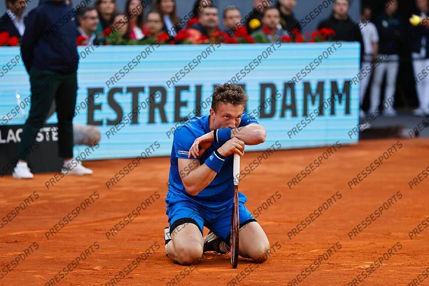Jiri Lehecka (CZE), MAY 3, 2024 - Tennis : Jiri Lehecka dejected after injury during singles Semi finals match against Felix Auger-Aliassime on the ATP tour Masters 1000 "Mutua Madrid Open tennis tournament" at the Caja Magica in Madrid, Spain. (Photo by Mutsu Kawamori/AFLO) MUTUA MADRID OPEN 