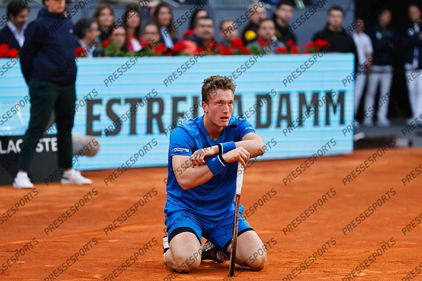 Jiri Lehecka (CZE), MAY 3, 2024 - Tennis : Jiri Lehecka crouches on the court after being injured during singles Semi finals match against Felix Auger-Aliassime on the ATP tour Masters 1000 "Mutua Madrid Open tennis tournament" at the Caja Magica in Madrid, Spain. (Photo by Mutsu Kawamori/AFLO) MUTUA MADRID OPEN 