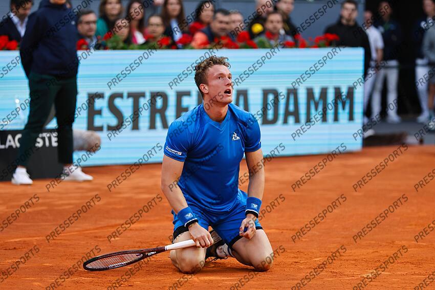 Jiri Lehecka (CZE), MAY 3, 2024 - Tennis : Jiri Lehecka crouches on the court after being injured during singles Semi finals match against Felix Auger-Aliassime on the ATP tour Masters 1000 "Mutua Madrid Open tennis tournament" at the Caja Magica in Madrid, Spain. (Photo by Mutsu Kawamori/AFLO) MUTUA MADRID OPEN 