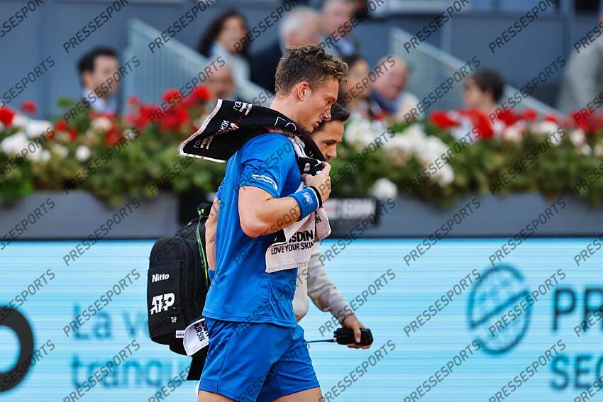 Jiri Lehecka (CZE), MAY 3, 2024 - Tennis : Jiri Lehecka takes a medical timeout and heads out of the court during singles Semi finals match against Felix Auger-Aliassime on the ATP tour Masters 1000 "Mutua Madrid Open tennis tournament" at the Caja Magica in Madrid, Spain. (Photo by Mutsu Kawamori/AFLO) MUTUA MADRID OPEN 