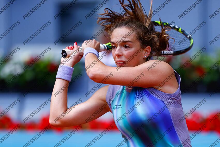 Lucia Bronzetti of Italy in action against Naomi Osaka of Japan during the Mutua Madrid Open 2025, ATP Masters 1000 and WTA 1000, tennis tournament celebrated at Caja Magica on April 22, 2025 in Madrid, Spain. OPEN DE MADRID 