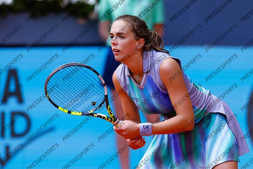Lucia Bronzetti of Italy in action against Naomi Osaka of Japan during the Mutua Madrid Open 2025, ATP Masters 1000 and WTA 1000, tennis tournament celebrated at Caja Magica on April 22, 2025 in Madrid, Spain. OPEN DE MADRID 