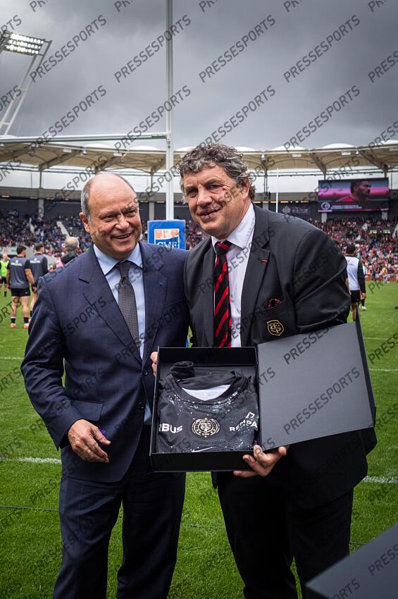 LACROIX (DIDIER), president, SUCHET (Lionel), maillot, cadeau TOULOUSE-CASTRES (52-6) 
