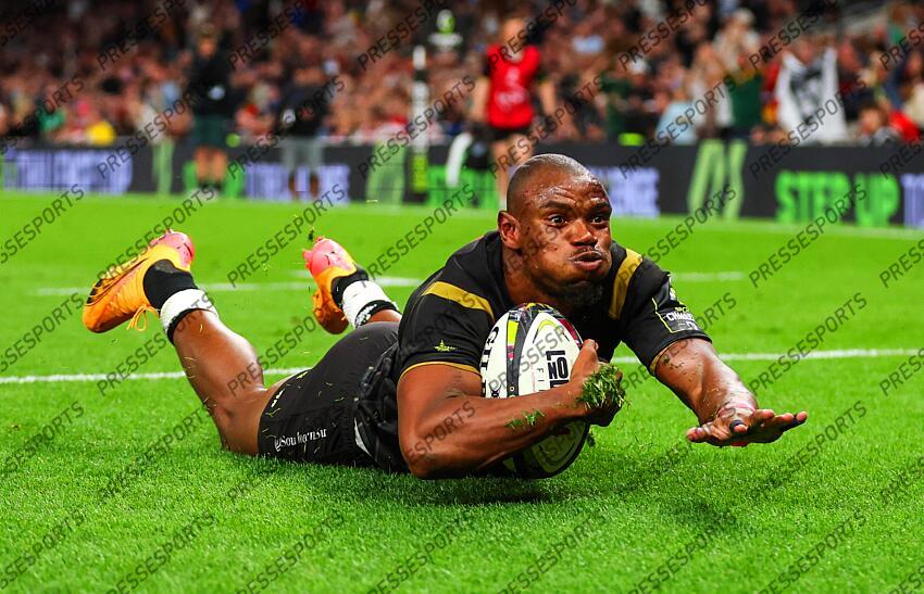 European Rugby Challenge Cup Final, Tottenham Hotspur Stadium, London, England 24/5/2024 Gloucester Rugby vs Hollywoodbets Sharks Sharks’ Makazole Mapimpi scores their third try Mandatory Credit ©INPHO/James Crombie GLOUCESTER-SHARKS (22-36) 
