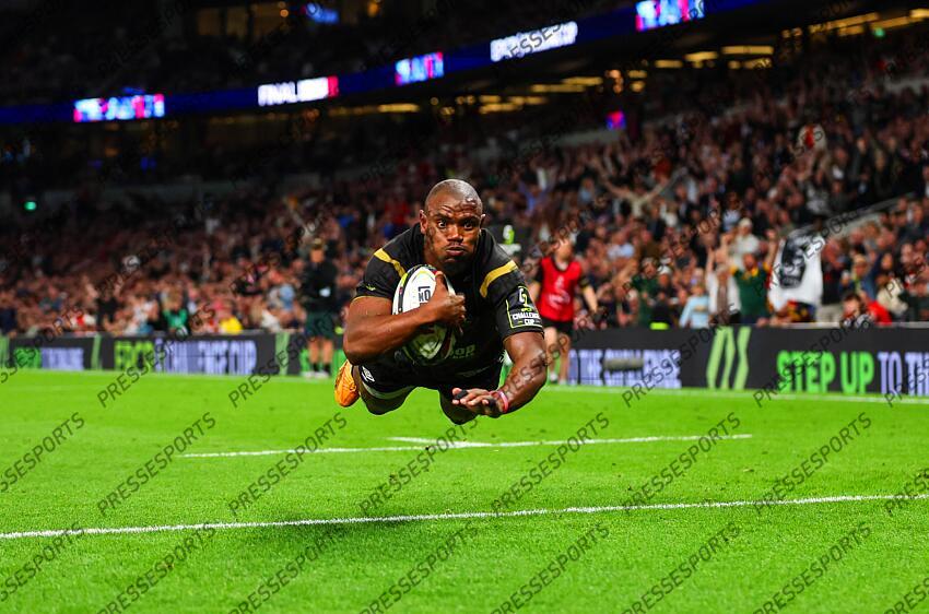 European Rugby Challenge Cup Final, Tottenham Hotspur Stadium, London, England 24/5/2024 Gloucester Rugby vs Hollywoodbets Sharks Sharks’ Makazole Mapimpi scores their third try Mandatory Credit ©INPHO/James Crombie GLOUCESTER-SHARKS (22-36) 