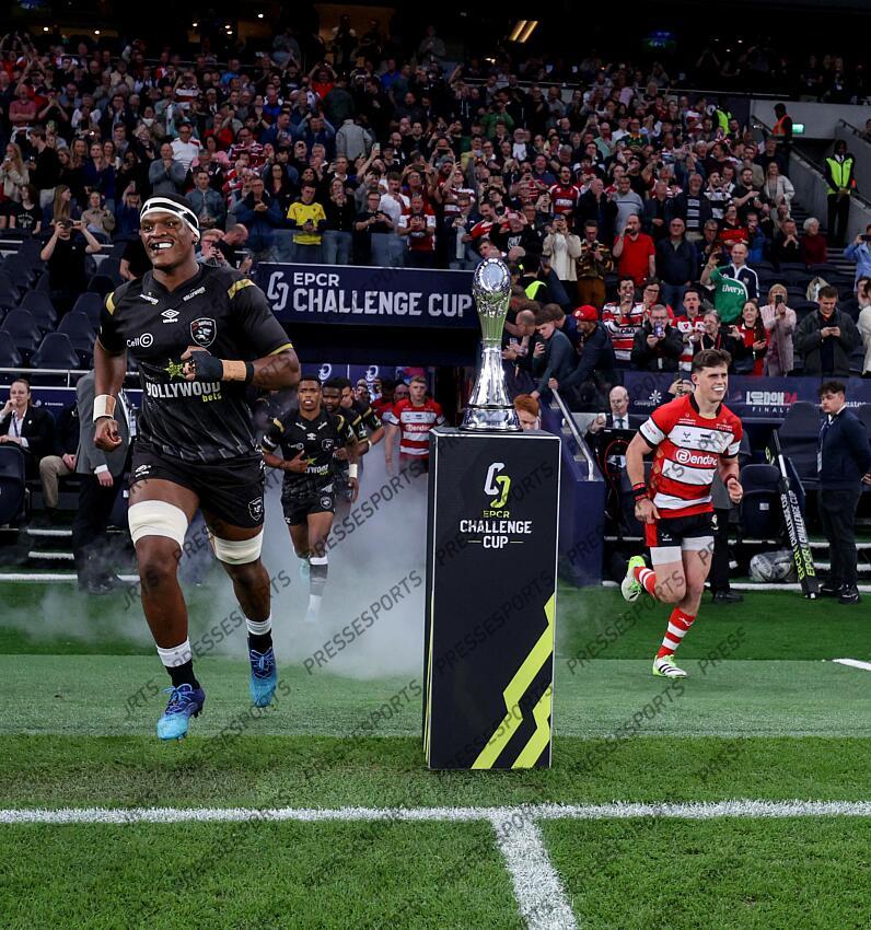 European Rugby Challenge Cup Final, Tottenham Hotspur Stadium, London, England 24/5/2024 Gloucester Rugby vs Hollywoodbets Sharks The two teams take to the pitch past the European Rugby Challenge Cup before the game Mandatory Credit ©INPHO/Dan Sheridan GLOUCESTER-SHARKS (22-36) 