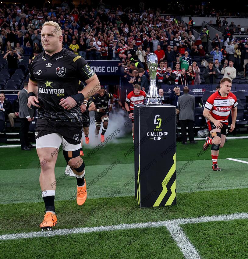 European Rugby Challenge Cup Final, Tottenham Hotspur Stadium, London, England 24/5/2024 Gloucester Rugby vs Hollywoodbets Sharks The two teams take to the pitch past the European Rugby Challenge Cup before the game Mandatory Credit ©INPHO/Dan Sheridan GLOUCESTER-SHARKS (22-36) 