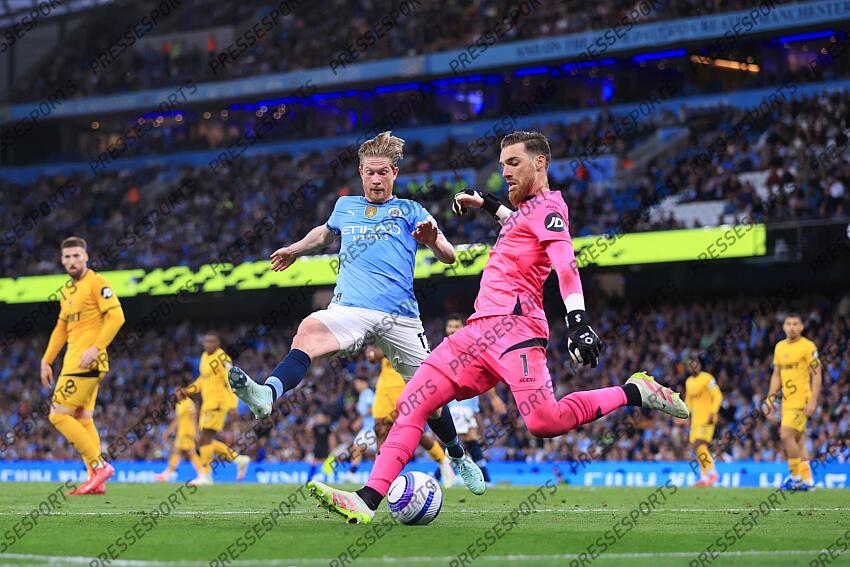 2nd May 2025 - Premier League - Manchester City v Wolverhampton Wanderers - Kevin de Bruyne of Manchester City closes down Wolverhampton Wanderers goalkeeper Jose Sa - Photo: Simon Stacpoole / Offside. MANCHESTER CITY-WOLVERHAMPTON WANDERERS (1-0) 
