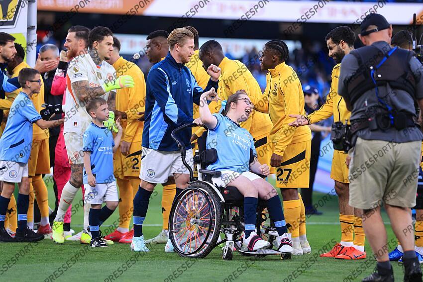 2nd May 2025 - Premier League - Manchester City v Wolverhampton Wanderers - Kevin de Bruyne of Manchester City pushes a disabled mascot in a wheelchair before the match - Photo: Simon Stacpoole / Offside. MANCHESTER CITY-WOLVERHAMPTON WANDERERS (1-0) 