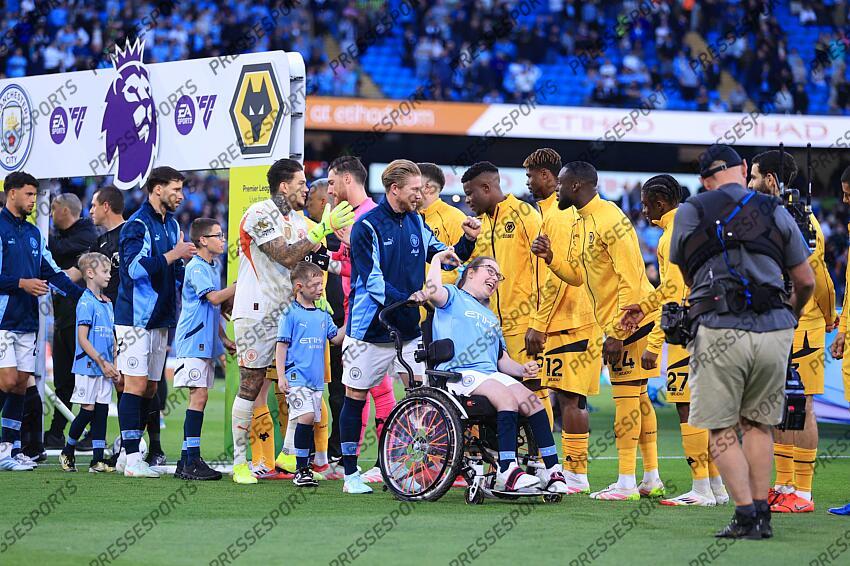 2nd May 2025 - Premier League - Manchester City v Wolverhampton Wanderers - Kevin de Bruyne of Manchester City pushes a disabled mascot in a wheelchair before the match - Photo: Simon Stacpoole / Offside. MANCHESTER CITY-WOLVERHAMPTON WANDERERS (1-0) 