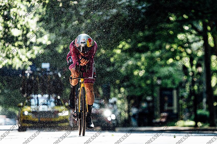 Picture by Zac Williams/SWpix.com - 10/05/2025 - Cycling - 2025 Giro d'Italia Stage 2, Tirana ITT, Albania - Wout Van Aert, Visma Lease a Bike. TIRANA/TIRANA 