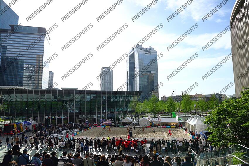 General view, MAY 10, 2025 - Beach Volleyball : Japan Beach Volleyball Tour 2025, Round 2, Women's 1st round match at Grand Front Osaka, Osaka, Japan. (Photo by Naoki Nishimura/AFLO SPORT) terrain de beach volley en pleine ville Japan Beach Volleyball Tour 2025 