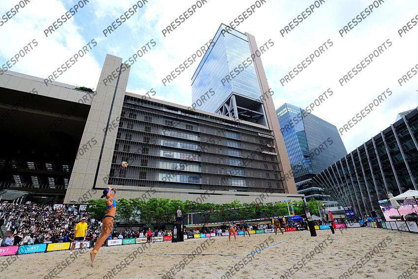 General view, MAY 10, 2025 - Beach Volleyball : Japan Beach Volleyball Tour 2025, Round 2, Women's 1st round match at Grand Front Osaka, Osaka, Japan. (Photo by Naoki Nishimura/AFLO SPORT) terrain de beach volley en pleine ville Japan Beach Volleyball Tour 2025 