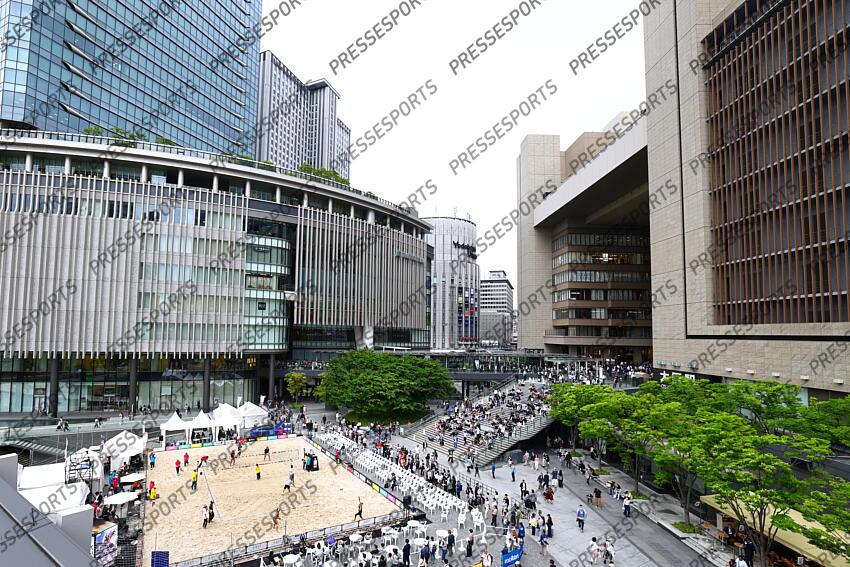 General view, MAY 10, 2025 - Beach Volleyball : Japan Beach Volleyball Tour 2025, Round 2, Men's 1st round match at Grand Front Osaka, Osaka, Japan. (Photo by Naoki Nishimura/AFLO SPORT) terrain de beach volley en pleine ville Japan Beach Volleyball Tour 2025 