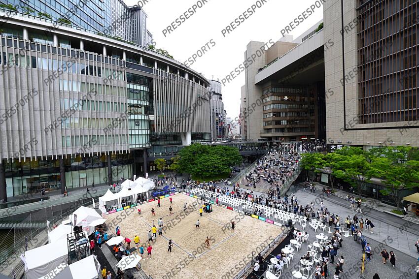 General view, MAY 10, 2025 - Beach Volleyball : Japan Beach Volleyball Tour 2025, Round 2, Men's 1st round match at Grand Front Osaka, Osaka, Japan. (Photo by Naoki Nishimura/AFLO SPORT) terrain de beach volley en pleine ville Japan Beach Volleyball Tour 2025 