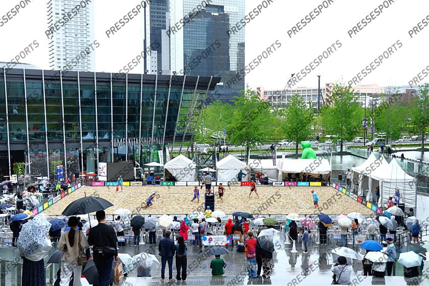 General view, MAY 9, 2025 - Beach Volleyball : Japan Beach Volleyball Tour 2025, Round 2, Men's Qualifying round match at Grand Front Osaka, Osaka, Japan. (Photo by Naoki Nishimura/AFLO SPORT) terrain de beach volley en pleine ville Japan Beach Volleyball Tour 2025 