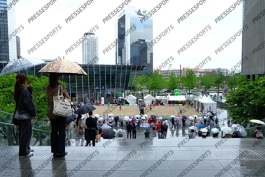 General view, MAY 9, 2025 - Beach Volleyball : Japan Beach Volleyball Tour 2025, Round 2, Men's Qualifying round match at Grand Front Osaka, Osaka, Japan. (Photo by Naoki Nishimura/AFLO SPORT) terrain de beach volley en pleine ville Japan Beach Volleyball Tour 2025 