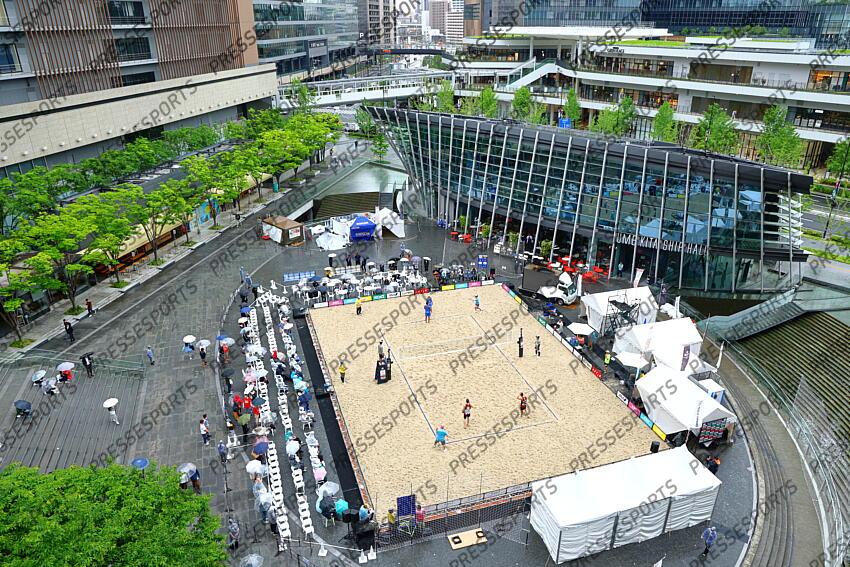 General view, MAY 9, 2025 - Beach Volleyball : Japan Beach Volleyball Tour 2025, Round 2, Men's Qualifying round match at Grand Front Osaka, Osaka, Japan. (Photo by Naoki Nishimura/AFLO SPORT) terrain de beach volley en pleine ville Japan Beach Volleyball Tour 2025 