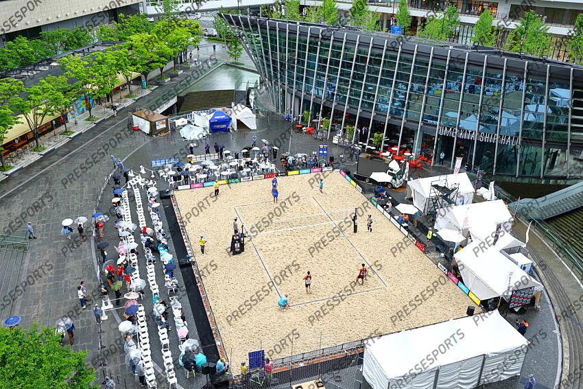 General view, MAY 9, 2025 - Beach Volleyball : Japan Beach Volleyball Tour 2025, Round 2, Men's Qualifying round match at Grand Front Osaka, Osaka, Japan. (Photo by Naoki Nishimura/AFLO SPORT) terrain de beach volley en pleine ville Japan Beach Volleyball Tour 2025 