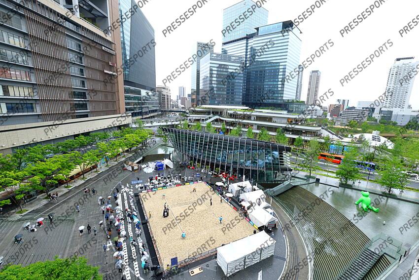 General view, MAY 9, 2025 - Beach Volleyball : Japan Beach Volleyball Tour 2025, Round 2, Men's Qualifying round match at Grand Front Osaka, Osaka, Japan. (Photo by Naoki Nishimura/AFLO SPORT) terrain de beach volley en pleine ville Japan Beach Volleyball Tour 2025 