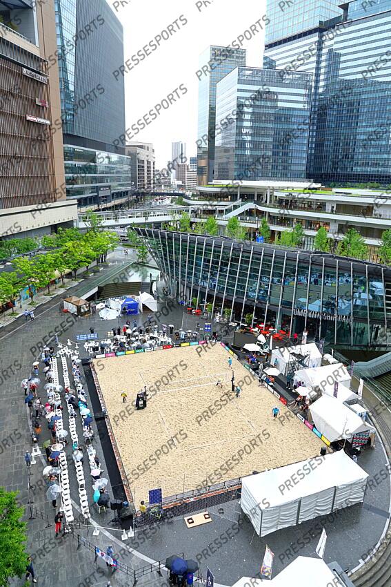 General view, MAY 9, 2025 - Beach Volleyball : Japan Beach Volleyball Tour 2025, Round 2, Men's Qualifying round match at Grand Front Osaka, Osaka, Japan. (Photo by Naoki Nishimura/AFLO SPORT) terrain de beach volley en pleine ville Japan Beach Volleyball Tour 2025 