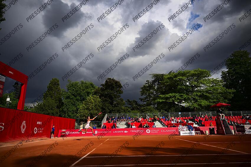 Julie Belgraver (Fra) - Ambiance sur le court Central orage TROPHEE CLARINS 