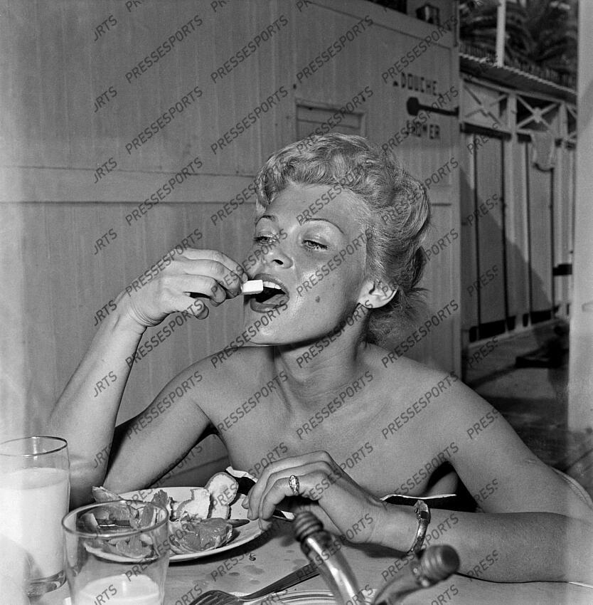 beranger (anne) - (fra) - MAGAZINE BERANGER fonds n/b Exercice de gymnastique SV (06/1956 ; n°1) : "En 2 temps et 7 mouvements anne Béranger est toujours en grande forme", p 56-57 Photo 100244 MAG (1819) du 27/05/2017 de son vraie nom Bella Golofteiner Anne Béranger est une chorégraphe, actrice et chanteuse franco-égyptienne Magazine Sport et Vie sur la plage de Cannes 