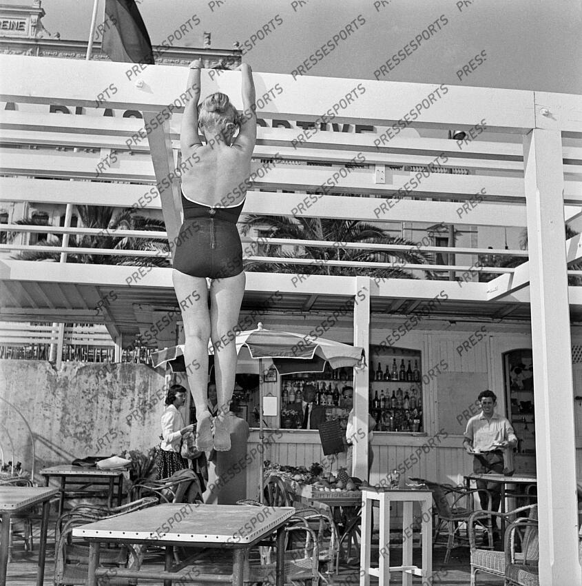 beranger (anne) - (fra) - MAGAZINE BERANGER fonds n/b Exercice de gymnastique SV (06/1956 ; n°1) : "En 2 temps et 7 mouvements anne Béranger est toujours en grande forme", p 56-57 Photo 100248 portfolio : la gym dans tous ses etats de son vraie nom Bella Golofteiner Anne Béranger est une chorégraphe, actrice et chanteuse franco-égyptienne Magazine Sport et Vie sur la plage de Cannes 