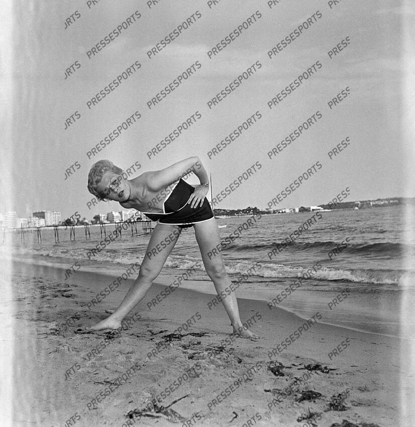 beranger (anne) - (fra) - MAGAZINE BERANGER fonds n/b Exercice de gymnastique SV (06/1956 ; n°1) : "En 2 temps et 7 mouvements anne Béranger est toujours en grande forme", p 56-57 Photo 100252 de son vraie nom Bella Golofteiner Anne Béranger est une chorégraphe, actrice et chanteuse franco-égyptienne Magazine Sport et Vie sur la plage de Cannes 