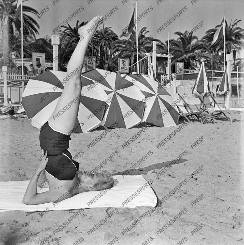 beranger (anne) - (fra) - MAGAZINE BERANGER fonds n/b Exercice de gymnastique SV (06/1956 ; n°1) : "En 2 temps et 7 mouvements anne Béranger est toujours en grande forme", p 56-57 Photo 100261 de son vraie nom Bella Golofteiner Anne Béranger est une chorégraphe, actrice et chanteuse franco-égyptienne Magazine Sport et Vie sur la plage de Cannes 