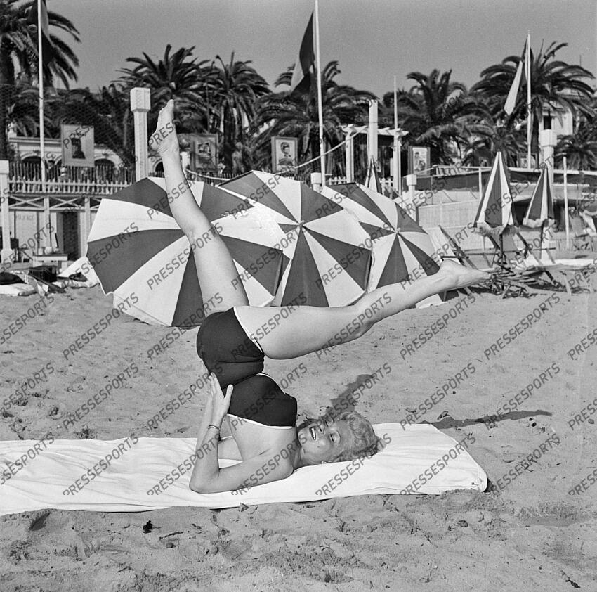 beranger (anne) - (fra) - MAGAZINE BERANGER fonds n/b Exercice de gymnastique SV (06/1956 ; n°1) : "En 2 temps et 7 mouvements anne Béranger est toujours en grande forme", p 56-57 Photo 100257 de son vraie nom Bella Golofteiner Anne Béranger est une chorégraphe, actrice et chanteuse franco-égyptienne Magazine Sport et Vie sur la plage de Cannes 