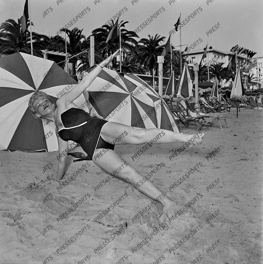 beranger (anne) - (fra) - MAGAZINE BERANGER fonds n/b Exercice de gymnastique SV (06/1956 ; n°1) : "En 2 temps et 7 mouvements anne Béranger est toujours en grande forme", p 56-57 Photo 100269 de son vraie nom Bella Golofteiner Anne Béranger est une chorégraphe, actrice et chanteuse franco-égyptienne Magazine Sport et Vie sur la plage de Cannes 