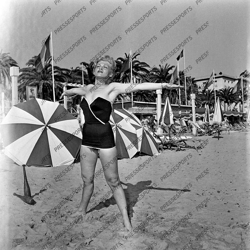 beranger (anne) - (fra) - MAGAZINE BERANGER fonds n/b Exercice de gymnastique SV (06/1956 ; n°1) : "En 2 temps et 7 mouvements anne Béranger est toujours en grande forme", p 56-57 Photo 100253 MAG (1819) du 27/05/2017 de son vraie nom Bella Golofteiner Anne Béranger est une chorégraphe, actrice et chanteuse franco-égyptienne Magazine Sport et Vie sur la plage de Cannes 