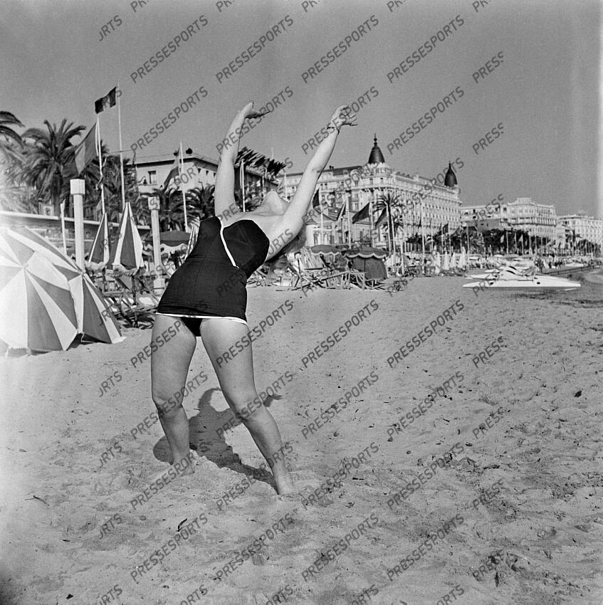 beranger (anne) - (fra) - MAGAZINE BERANGER fonds n/b Exercice de gymnastique SV (06/1956 ; n°1) : "En 2 temps et 7 mouvements anne Béranger est toujours en grande forme", p 56-57 Photo 100254 MAG (1819) du 27/05/2017 de son vraie nom Bella Golofteiner Anne Béranger est une chorégraphe, actrice et chanteuse franco-égyptienne Magazine Sport et Vie sur la plage de Cannes 
