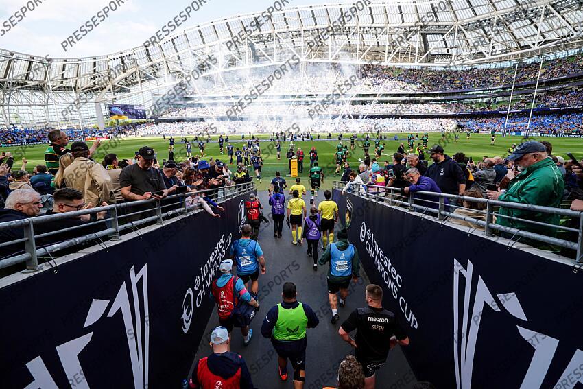 RUGBY Both sides make their way out 3 / 5 / 2025