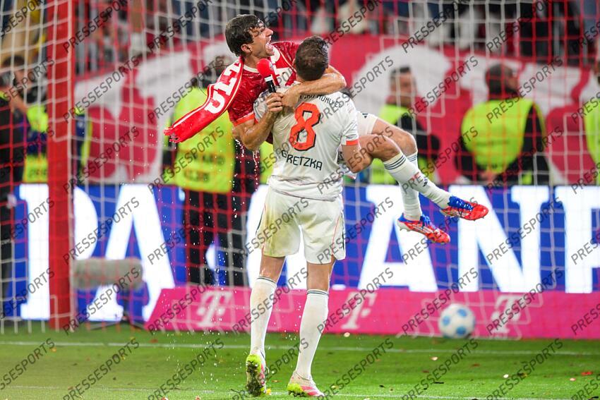 FC Bayern Muenchen, Deutscher Meister 2025 v.l. Leon Goretzka, Thomas Mueller Muenchen, 10.05.2025, Fussball, Bundesliga, FC Bayern Muenchen - Borussia Moenchengladbach traditionnelle celebration a la biere BAYERN MUNICH-BORUSSIA-M'GLADBACH (2-0) 