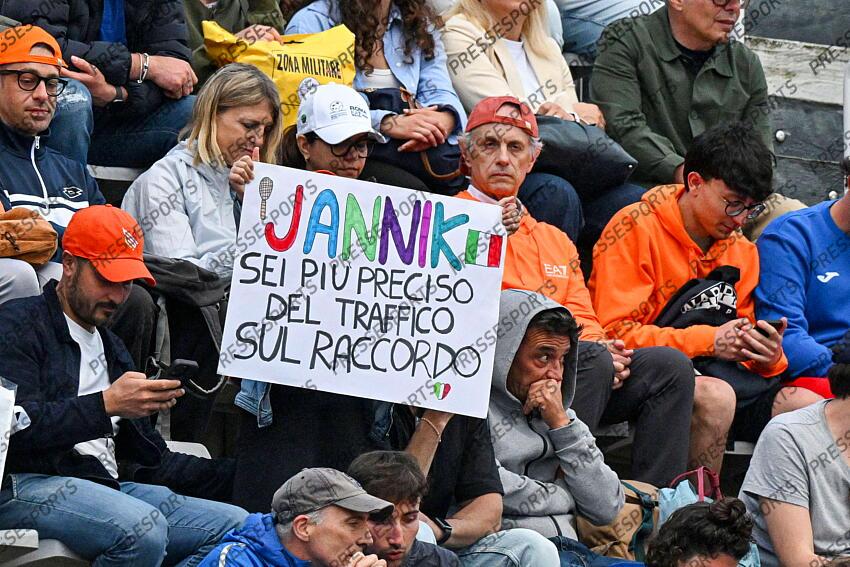 Foto IPP/Roberto Ramaccia Roma 13/5/2025 Tennis Internazionali Bnl dItalia 2025 Nella foto Tifosi di Jannik Sinner (ITA) con un cartello con la scritta " Jannik sei piu' preciso del traffico sul raccordo " Italy Photo Press - World Copyright TOURNOI DE ROME 