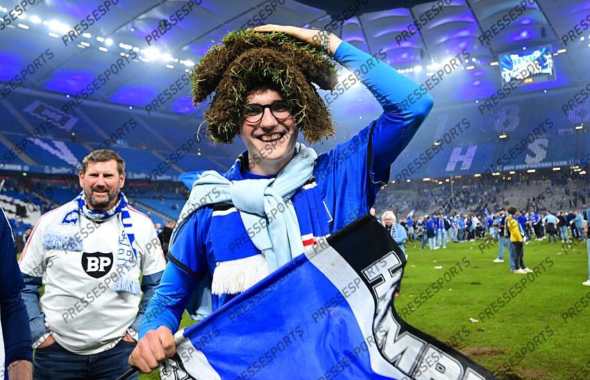 Aufstieg Hamburger SV in die Bundesliga, Fan HSV auf dem Spielfeld im Volksparkstadion Hamburg, 10.05.2025, Fussball, 2. Bundesliga, Hamburger SV - SSV Ulm 1846 HAMBOURG-ULM (6-1) 