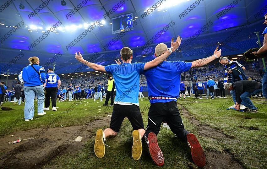 Aufstieg Hamburger SV in die Bundesliga, Fans HSV auf dem Spielfeld im Volksparkstadion Hamburg, 10.05.2025, Fussball, 2. Bundesliga, Hamburger SV - SSV Ulm 1846 HAMBOURG-ULM (6-1) 