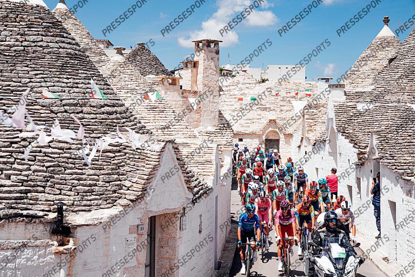 Picture by Zac Williams/SWpix.com - 13/05/2025 - Cycling - 2025 Giro d'Italia Stage 4, Alberobello to Lecce, Italy - The peloton rolls out of Alberobello. ALBEROBELLO/LECCE 