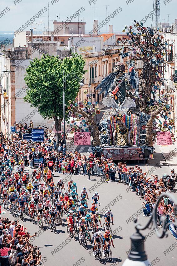 Picture by Zac Williams/SWpix.com - 13/05/2025 - Cycling - 2025 Giro d'Italia Stage 4, Alberobello to Lecce, Italy - The peloton during the stage. ALBEROBELLO/LECCE 