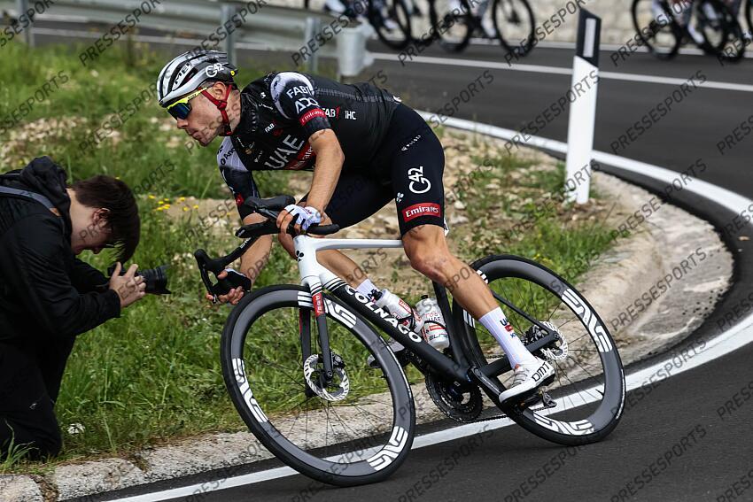 Giro d'Italia 2025 - 108th Edition - 6th stage Potenza - Napoli 227 km - 15/05/2025 - Juan Ayuso (ESP - UAE Team Emirates - XRG) - photo Luca Bettini/SprintCyclingAgency©2025 CONDUITE DANGEREUSE BORD DE ROUTE POTENZA/NAPLES 