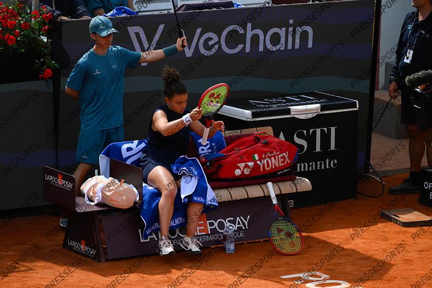 Foto IPP/Cavaliere Emiliano. Roma 15/05/2025. Tennis Internazionali d'Italia 2025. Nella foto: Jasmine Paolini seduta non tocca con i piedi per terra. Italy Photo Press - World Copyright TOURNOI DE ROME 