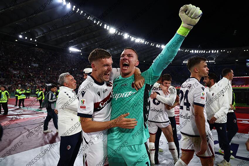 Lukasz Skorupski (Bologna)Michel Aebischer (Bologna) ; during the Italy Cup Final match between Milan 0-1 Bologna at Olympic Stadium on May 14, 2025 in Roma, Italy. FINALE AC MILAN-BOLOGNE (0-1) 