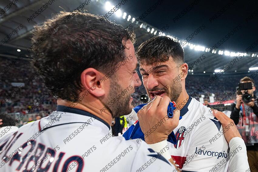 Foto IPP/Damiano Fiorentini Roma 14/05/2025 Calcio coppa Italia Frecciarossa 2024-2025 partita: Finale Milan - Bologna nella foto: festeggiamenti Bologna Riccardo Orsolini con Calabria Italy Photo Press World Copyright FINALE AC MILAN-BOLOGNE (0-1) 