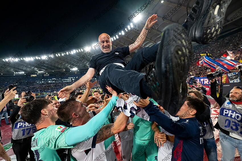 Foto IPP/Damiano Fiorentini Roma 14/05/2025 Calcio coppa Italia Frecciarossa 2024-2025 partita: Finale Milan - Bologna nella foto: festeggiamenti Bologna Vincenzo Italiano portato in trionfo Italy Photo Press World Copyright FINALE AC MILAN-BOLOGNE (0-1) 