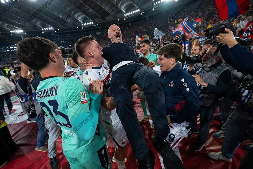 Foto IPP/Damiano Fiorentini Roma 14/05/2025 Calcio coppa Italia Frecciarossa 2024-2025 partita: Finale Milan - Bologna nella foto: festeggiamenti Bologna Vincenzo Italiano portato in trionfo Italy Photo Press World Copyright FINALE AC MILAN-BOLOGNE (0-1) 
